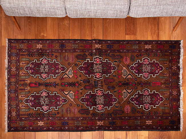 遊牧民バローチの手織り絨毯【約186cm x 100cm】 4 - 全体がわかるように、上から撮影しました