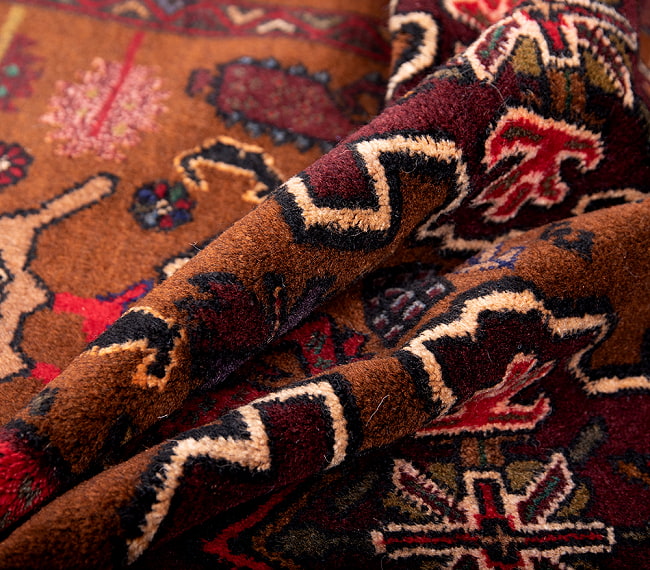 遊牧民バローチの手織り絨毯【約186cm x 100cm】 5 - 絨毯の感じがわかるように、波を作って撮影しました