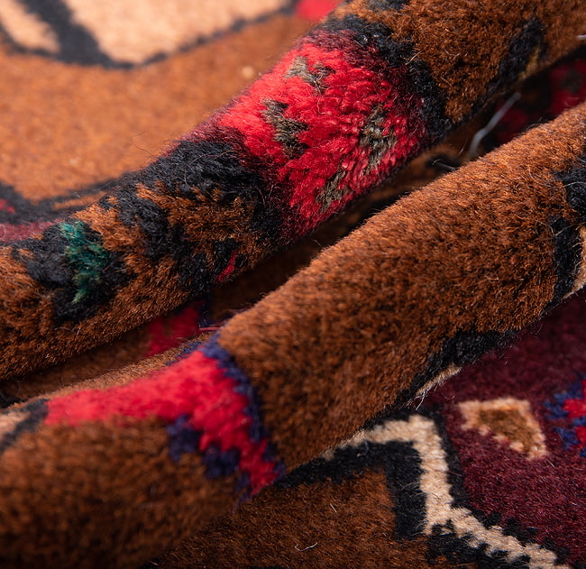 遊牧民バローチの手織り絨毯【約186cm x 100cm】 6 - 絨毯の感じがわかるように、波を作って撮影しました