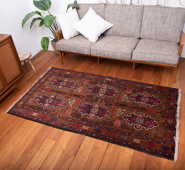 遊牧民バローチの手織り絨毯【約186cm x 100cm】の写真1枚目です。商品を実際に使ってみた感じで撮影しましたラグ,バローチ,アンティーク,マット,絨毯,手織り絨毯,パキスタン