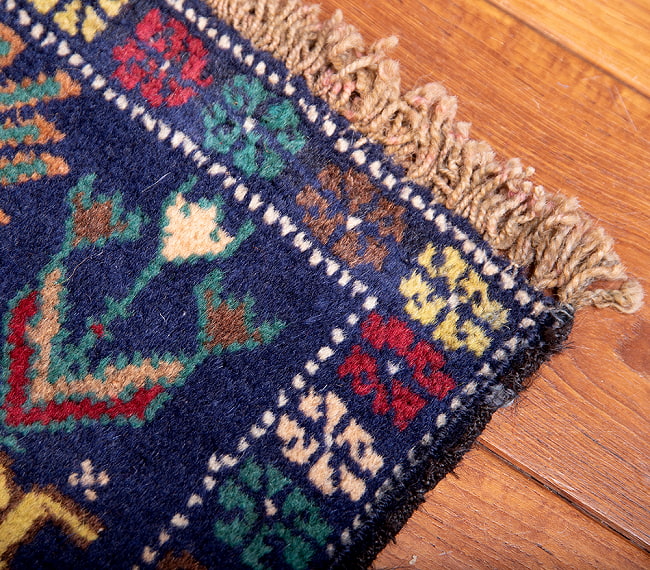 遊牧民バローチの手織り絨毯【約206cm x 113cm】 10 - フリンジの部分です