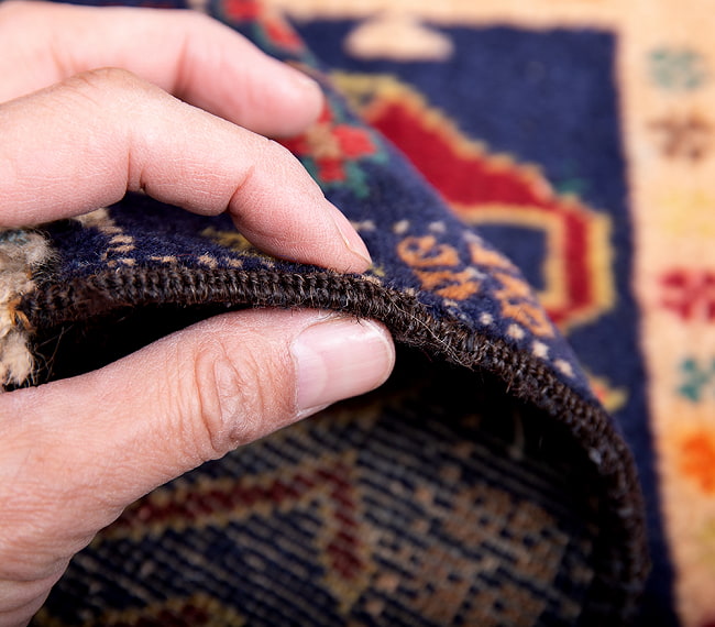 遊牧民バローチの手織り絨毯【約206cm x 113cm】 12 - 厚さはこんな感じです。厚すぎず薄すぎず、ちょうどよいです。