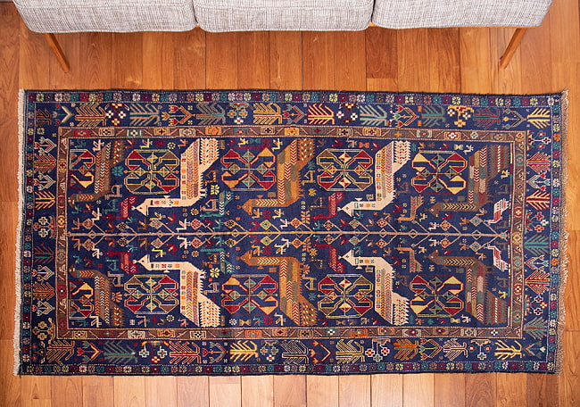 遊牧民バローチの手織り絨毯【約206cm x 113cm】 3 - 全体がわかるように、上から撮影しました