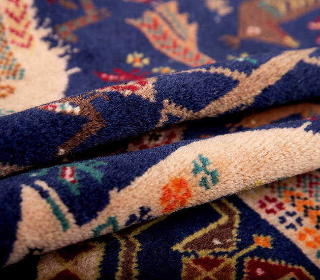 遊牧民バローチの手織り絨毯【約206cm x 113cm】 7 - 絨毯の感じがわかるように、波を作って撮影しました