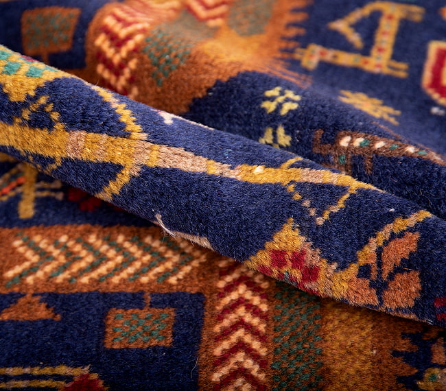 遊牧民バローチの手織り絨毯【約206cm x 113cm】 8 - 絨毯の感じがわかるように、波を作って撮影しました