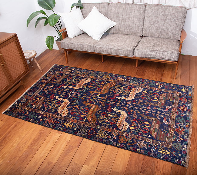 遊牧民バローチの手織り絨毯【約206cm x 113cm】の写真1枚目です。商品を実際に使ってみた感じで撮影しましたラグ,バローチ,アンティーク,マット,絨毯,手織り絨毯,パキスタン