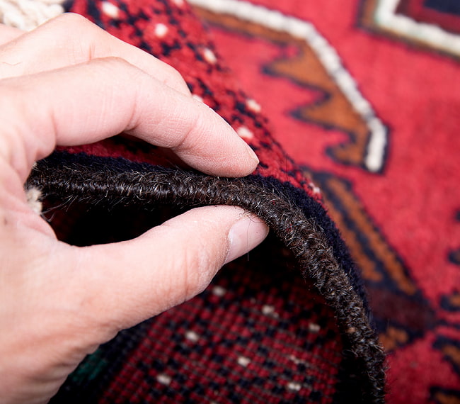 遊牧民バローチの手織り絨毯【約200cm x 115cm】 11 - 厚さはこんな感じです。厚すぎず薄すぎず、ちょうどよいです。