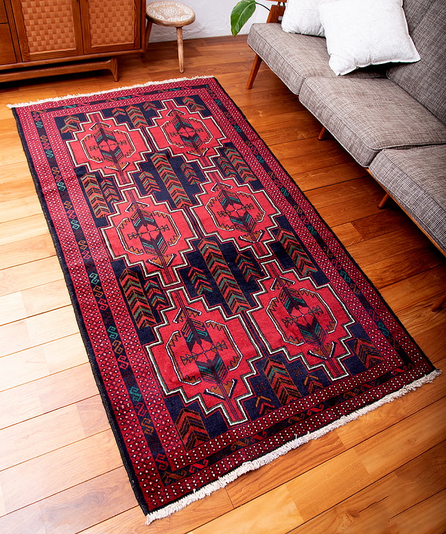 遊牧民バローチの手織り絨毯【約200cm x 115cm】 2 - 商品を実際に使ってみた感じで撮影しました