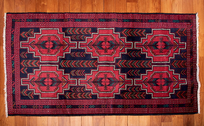 遊牧民バローチの手織り絨毯【約200cm x 115cm】 3 - 全体がわかるように、上から撮影しました