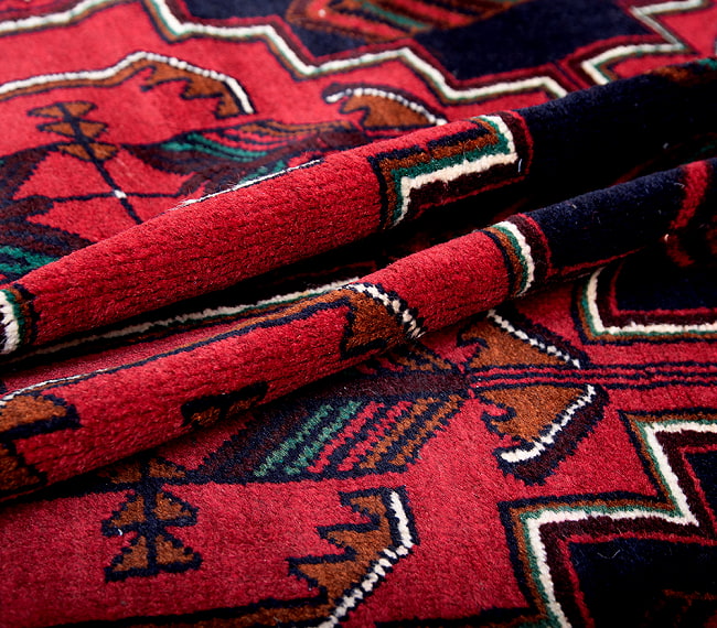 遊牧民バローチの手織り絨毯【約200cm x 115cm】 4 - 絨毯の感じがわかるように、波を作って撮影しました