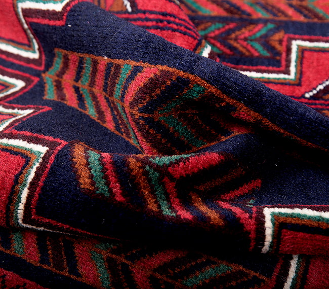 遊牧民バローチの手織り絨毯【約200cm x 115cm】 5 - 絨毯の感じがわかるように、波を作って撮影しました