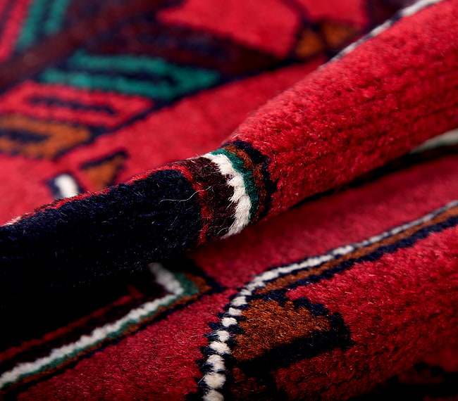 遊牧民バローチの手織り絨毯【約200cm x 115cm】 6 - 絨毯の感じがわかるように、波を作って撮影しました