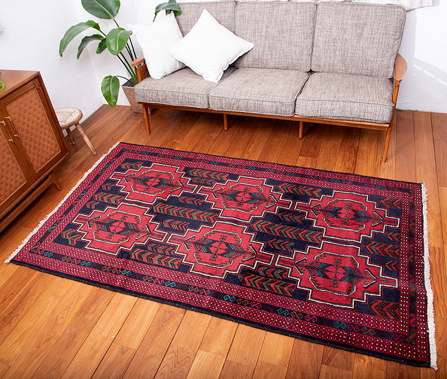 遊牧民バローチの手織り絨毯【約200cm x 115cm】の写真1枚目です。商品を実際に使ってみた感じで撮影しましたラグ,バローチ,アンティーク,マット,絨毯,手織り絨毯,パキスタン
