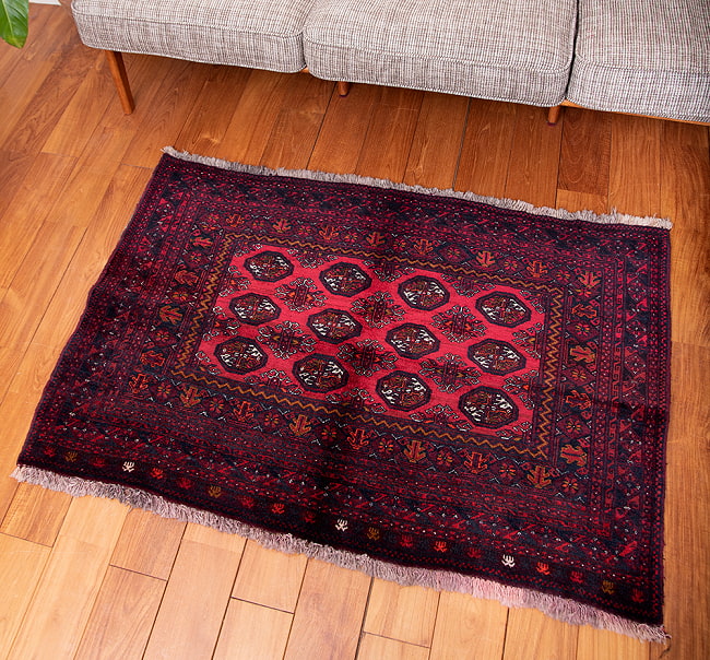 遊牧民バローチの手織り絨毯【約126cm x 82cm】 2 - 商品を実際に使ってみた感じで撮影しました