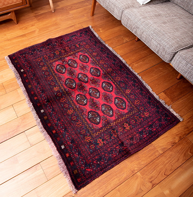 遊牧民バローチの手織り絨毯【約126cm x 82cm】 3 - 商品を実際に使ってみた感じで撮影しました