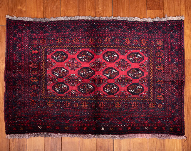 遊牧民バローチの手織り絨毯【約126cm x 82cm】 4 - 全体がわかるように、上から撮影しました