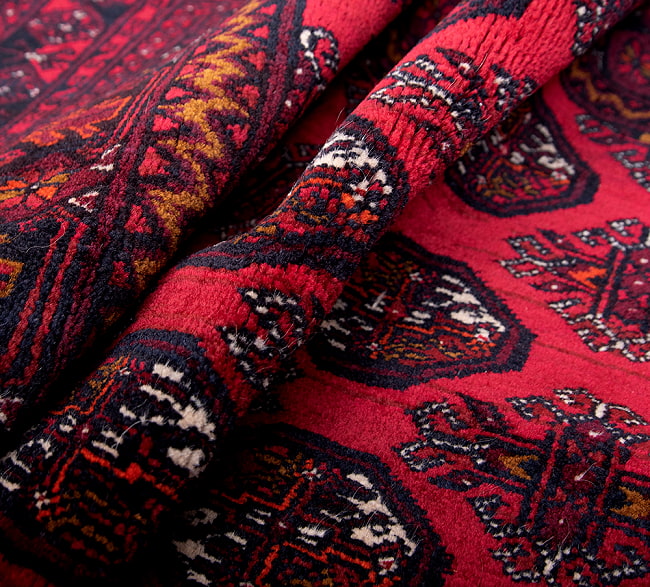 遊牧民バローチの手織り絨毯【約126cm x 82cm】 5 - 絨毯の感じがわかるように、波を作って撮影しました