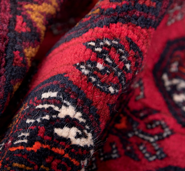 遊牧民バローチの手織り絨毯【約126cm x 82cm】 6 - 絨毯の感じがわかるように、波を作って撮影しました