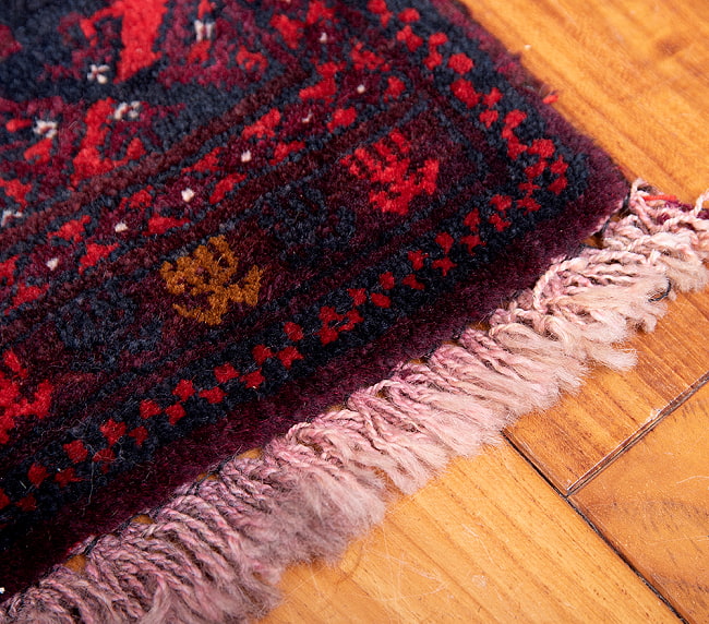 遊牧民バローチの手織り絨毯【約126cm x 82cm】 9 - フリンジの部分です
