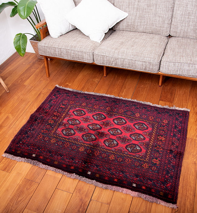 遊牧民バローチの手織り絨毯【約126cm x 82cm】の写真1枚目です。商品を実際に使ってみた感じで撮影しましたラグ,バローチ,アンティーク,マット,絨毯,手織り絨毯,パキスタン