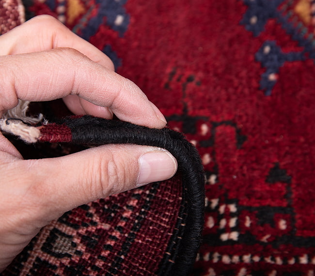 遊牧民バローチの手織り絨毯【約105cm x 75cm】 11 - 厚さはこんな感じです。厚すぎず薄すぎず、ちょうどよいです。
