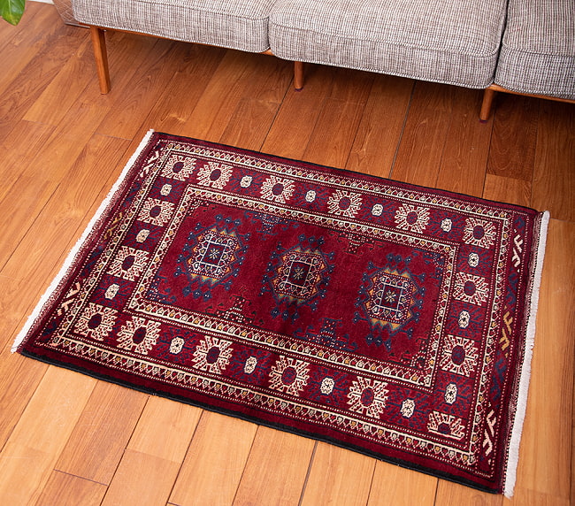 遊牧民バローチの手織り絨毯【約105cm x 75cm】 2 - 商品を実際に使ってみた感じで撮影しました