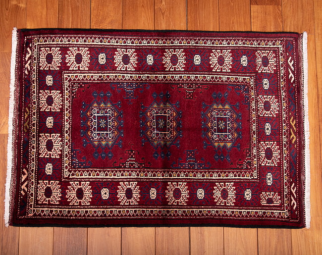 遊牧民バローチの手織り絨毯【約105cm x 75cm】 4 - 全体がわかるように、上から撮影しました