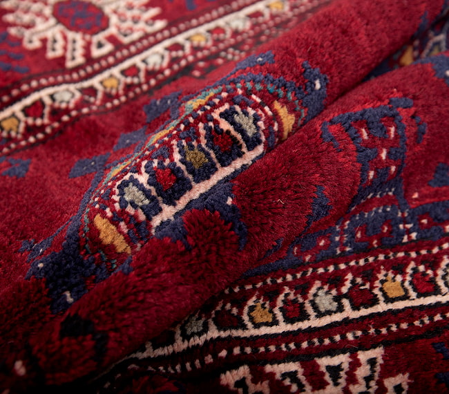 遊牧民バローチの手織り絨毯【約105cm x 75cm】 5 - 絨毯の感じがわかるように、波を作って撮影しました