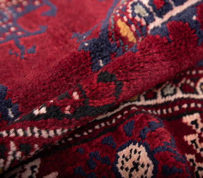 遊牧民バローチの手織り絨毯【約105cm x 75cm】 6 - 絨毯の感じがわかるように、波を作って撮影しました