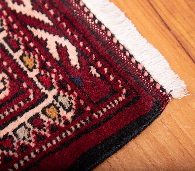 遊牧民バローチの手織り絨毯【約105cm x 75cm】 9 - フリンジの部分です