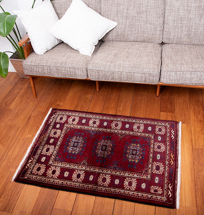 遊牧民バローチの手織り絨毯【約105cm x 75cm】の写真1枚目です。商品を実際に使ってみた感じで撮影しましたラグ,バローチ,アンティーク,マット,絨毯,手織り絨毯,パキスタン