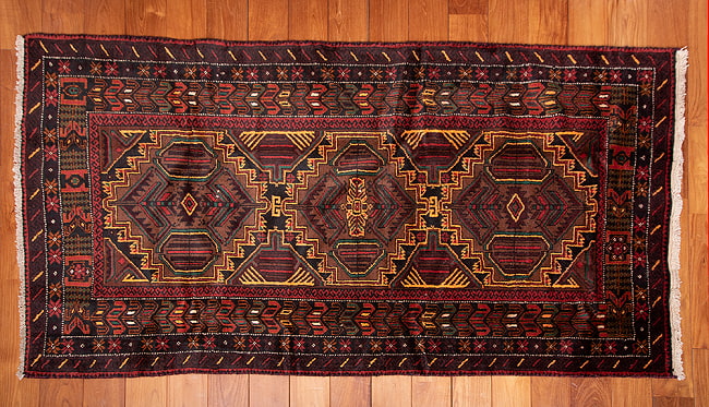 遊牧民バローチの手織り絨毯【約190cm x 101cm】 4 - 全体がわかるように、上から撮影しました
