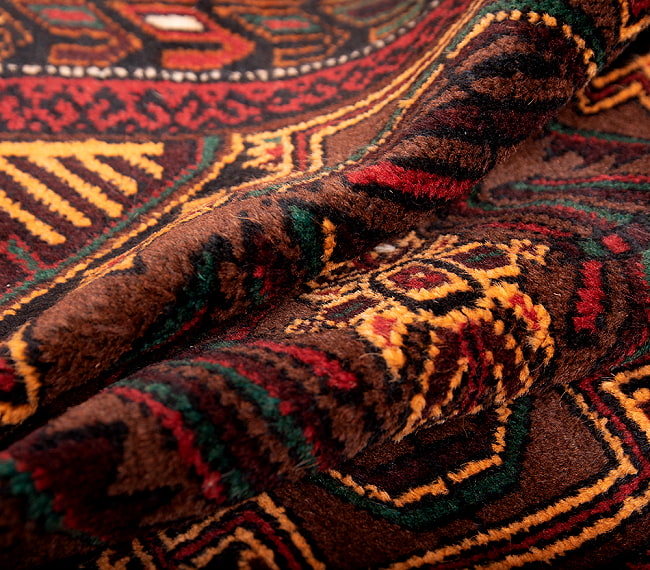 遊牧民バローチの手織り絨毯【約190cm x 101cm】 5 - 絨毯の感じがわかるように、波を作って撮影しました