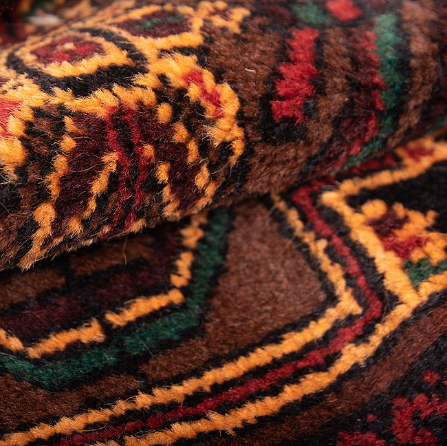 遊牧民バローチの手織り絨毯【約190cm x 101cm】 6 - 絨毯の感じがわかるように、波を作って撮影しました