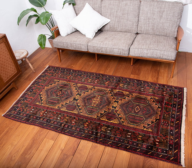 遊牧民バローチの手織り絨毯【約190cm x 101cm】の写真1枚目です。商品を実際に使ってみた感じで撮影しましたラグ,バローチ,アンティーク,マット,絨毯,手織り絨毯,パキスタン