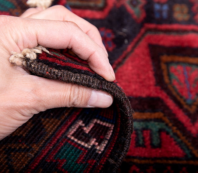 遊牧民バローチの手織り絨毯【約185cm x 108cm】 10 - 厚さはこんな感じです。厚すぎず薄すぎず、ちょうどよいです。