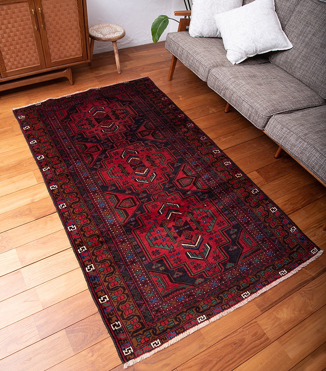 遊牧民バローチの手織り絨毯【約185cm x 108cm】 3 - 商品を実際に使ってみた感じで撮影しました