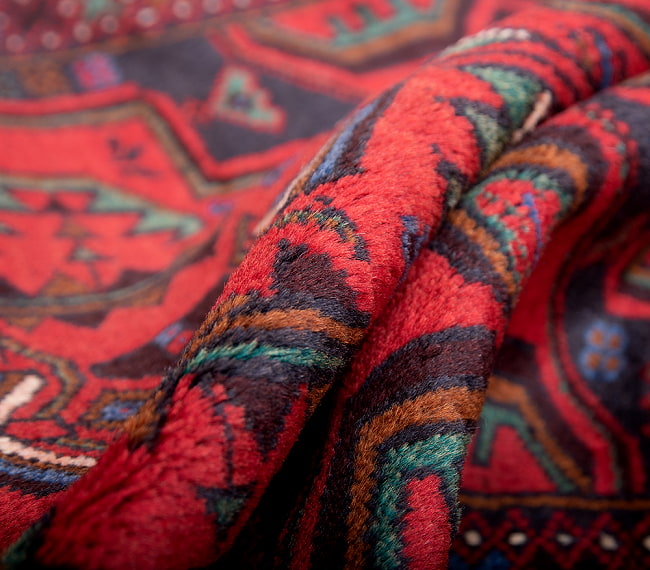 遊牧民バローチの手織り絨毯【約185cm x 108cm】 4 - 絨毯の感じがわかるように、波を作って撮影しました