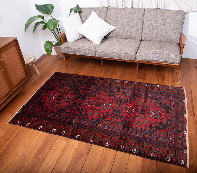 遊牧民バローチの手織り絨毯【約185cm x 108cm】の写真1枚目です。商品を実際に使ってみた感じで撮影しましたラグ,バローチ,アンティーク,マット,絨毯,手織り絨毯,パキスタン