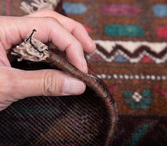 遊牧民バローチの手織り絨毯【約189cm x 108cm】 11 - 厚さはこんな感じです。厚すぎず薄すぎず、ちょうどよいです。