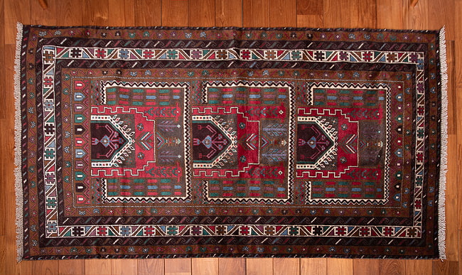 遊牧民バローチの手織り絨毯【約189cm x 108cm】 4 - 全体がわかるように、上から撮影しました