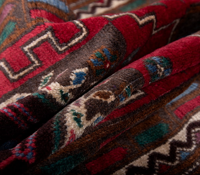 遊牧民バローチの手織り絨毯【約189cm x 108cm】 5 - 絨毯の感じがわかるように、波を作って撮影しました