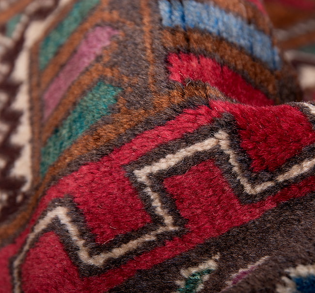 遊牧民バローチの手織り絨毯【約189cm x 108cm】 6 - 絨毯の感じがわかるように、波を作って撮影しました