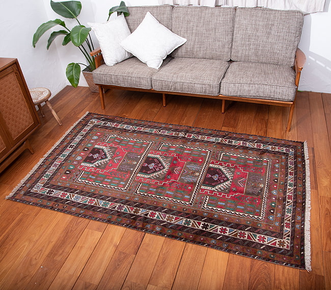 遊牧民バローチの手織り絨毯【約189cm x 108cm】の写真1枚目です。商品を実際に使ってみた感じで撮影しましたラグ,バローチ,アンティーク,マット,絨毯,手織り絨毯,パキスタン