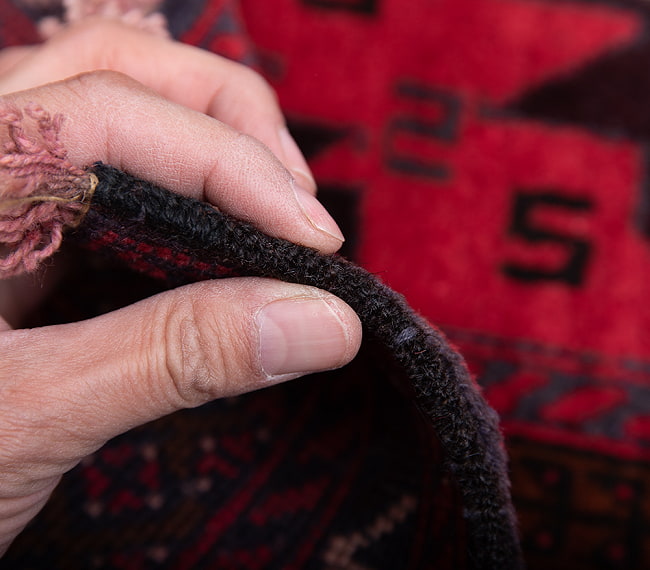 遊牧民バローチの手織り絨毯【約193cm x 107cm】 10 - 厚さはこんな感じです。厚すぎず薄すぎず、ちょうどよいです。