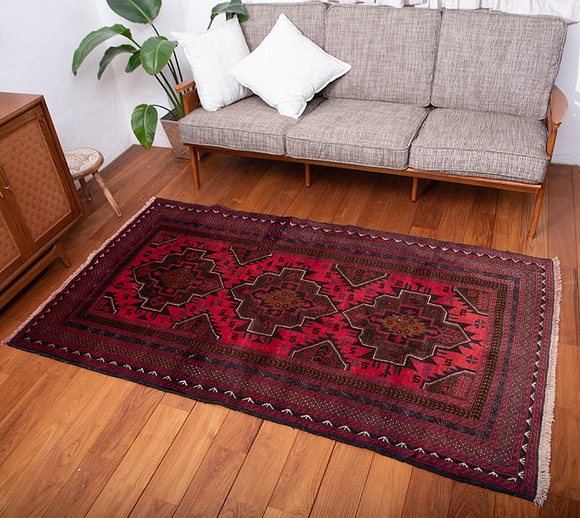 遊牧民バローチの手織り絨毯【約193cm x 107cm】の写真1枚目です。商品を実際に使ってみた感じで撮影しましたラグ,バローチ,アンティーク,マット,絨毯,手織り絨毯,パキスタン