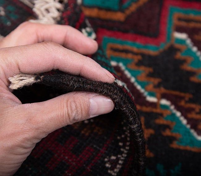 遊牧民バローチの手織り絨毯【約207cm x 114cm】 10 - 厚さはこんな感じです。厚すぎず薄すぎず、ちょうどよいです。