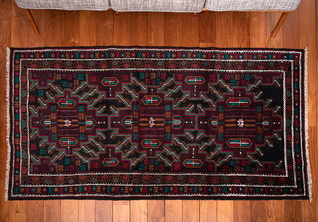 遊牧民バローチの手織り絨毯【約207cm x 114cm】 4 - 全体がわかるように、上から撮影しました