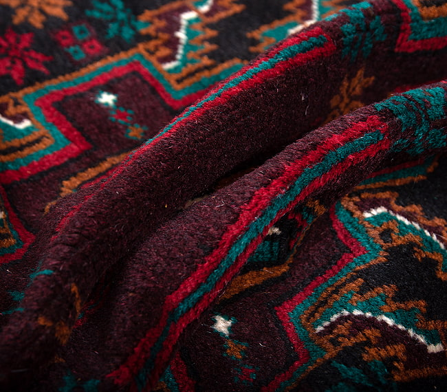 遊牧民バローチの手織り絨毯【約207cm x 114cm】 5 - 絨毯の感じがわかるように、波を作って撮影しました