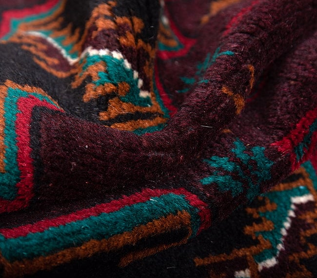 遊牧民バローチの手織り絨毯【約207cm x 114cm】 6 - 絨毯の感じがわかるように、波を作って撮影しました